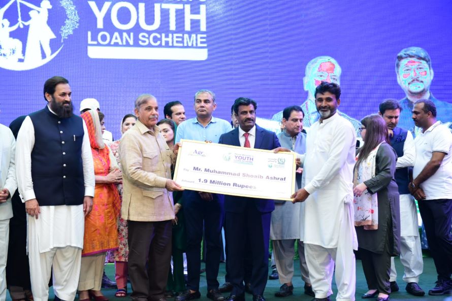 Prime Minister Shehbaz Sharif visited Bahauddin Zakaria University, Multan. Prime Minister distributed Cheques to the successful candidates who received loans under Prime Minister's Business and Agriculture loan scheme.